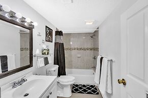 Lovely PET FRIENDLY three bedroom in desirable Urbandale Location! 3 H