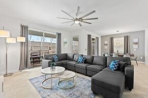 Luxury 6 Bedroom Gated Resort Villa Clo Villa by RedAwning