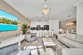 Amazing Story Lake Town Home With Pool 4 Bedroom Townhouse by RedAwnin