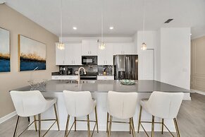 Amazing Story Lake Town Home With Pool 4 Bedroom Townhouse by RedAwnin