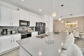 Amazing Story Lake Town Home With Pool 4 Bedroom Townhouse by RedAwnin