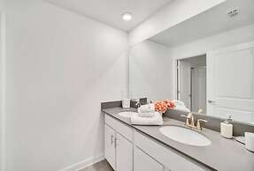 Amazing Story Lake Town Home With Pool 4 Bedroom Townhouse by RedAwnin