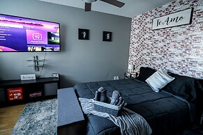 DTWN 2 Bed Condo with King Bed and Gym