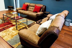 DTWN 2 Bed Condo with King Bed and Gym