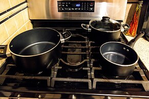 DTWN 2 Bed Condo with King Bed and Gym