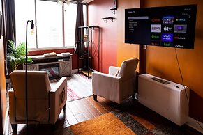 DTWN 2 Bed Condo with King Bed and Gym