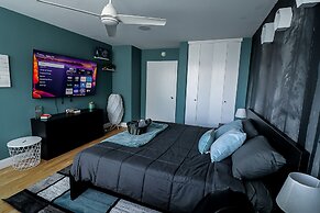 DTWN 2 Bed Condo with King Bed and Gym