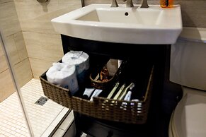 DTWN 2 Bed Condo with King Bed and Gym