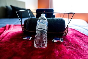 DTWN 2 Bed Condo with King Bed and Gym