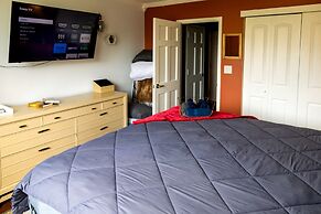 DTWN 2 Bed Condo with King Bed and Gym