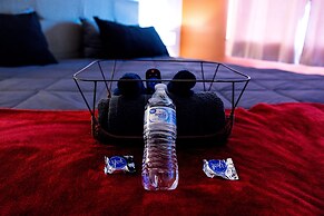 DTWN 2 Bed Condo with King Bed and Gym