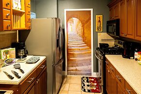 DTWN 2 Bed Condo with King Bed and Gym