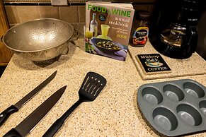 DTWN 2 Bed Condo with King Bed and Gym