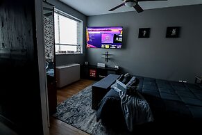 DTWN 2 Bed Condo with King Bed and Gym