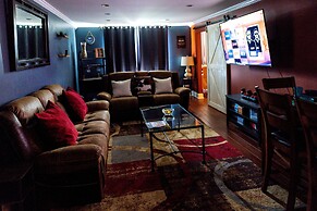 DTWN 2 Bed Condo with King Bed and Gym