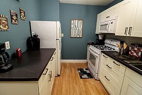 DTWN 2 Bed Condo with King Bed and Gym