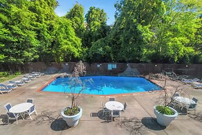 DTWN 2 Bed Condo with King Bed and Gym