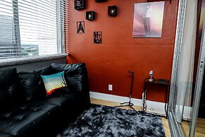 DTWN 2 Bed Condo with King Bed and Gym
