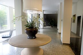 DTWN 2 Bed Condo with King Bed and Gym