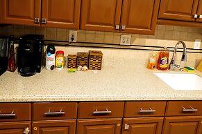 DTWN 2 Bed Condo with King Bed and Gym