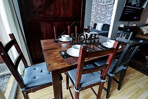 DTWN 2 Bed Condo with King Bed and Gym