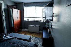 DTWN 2 Bed Condo with King Bed and Gym