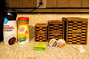 DTWN 2 Bed Condo with King Bed and Gym