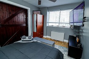 DTWN 2 Bed Condo with King Bed and Gym