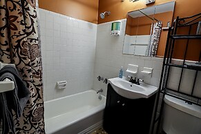 DTWN 2 Bed Condo with King Bed and Gym