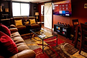 DTWN 2 Bed Condo with King Bed and Gym