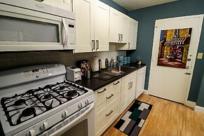 DTWN 2 Bed Condo with King Bed and Gym