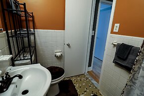 DTWN 2 Bed Condo with King Bed and Gym