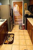 DTWN 2 Bed Condo with King Bed and Gym