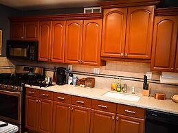 DTWN 2 Bed Condo with King Bed and Gym