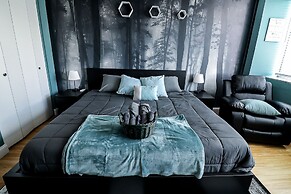 DTWN 2 Bed Condo with King Bed and Gym