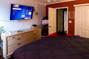 DTWN 2 Bed Condo with King Bed and Gym