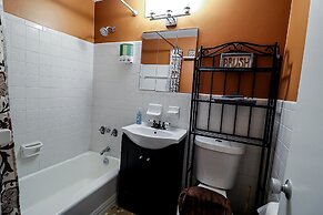 DTWN 2 Bed Condo with King Bed and Gym