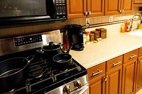 DTWN 2 Bed Condo with King Bed and Gym