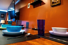 DTWN 2 Bed Condo with King Bed and Gym