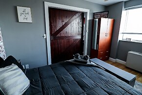 DTWN 2 Bed Condo with King Bed and Gym