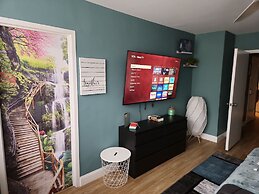 DTWN 2 Bed Condo with King Bed and Gym