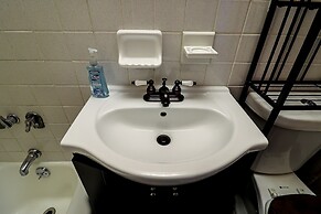 DTWN 2 Bed Condo with King Bed and Gym