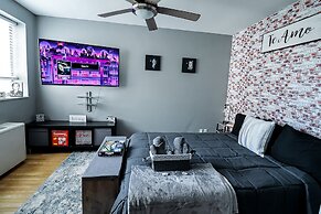 DTWN 2 Bed Condo with King Bed and Gym