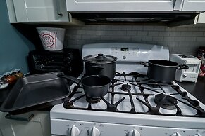 DTWN 2 Bed Condo with King Bed and Gym