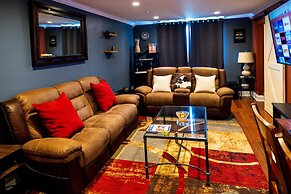 DTWN 2 Bed Condo with King Bed and Gym