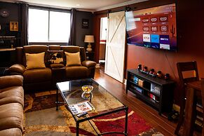 DTWN 2 Bed Condo with King Bed and Gym