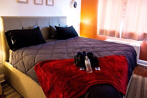 DTWN 2 Bed Condo with King Bed and Gym