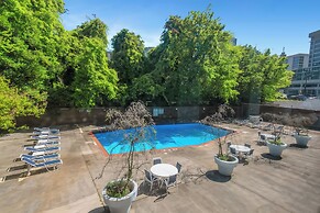 DTWN 2 Bed Condo with King Bed and Gym