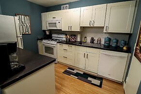 DTWN 2 Bed Condo with King Bed and Gym