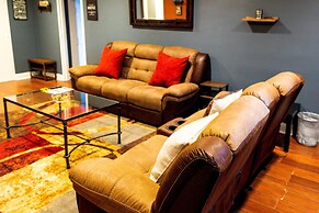 DTWN 2 Bed Condo with King Bed and Gym